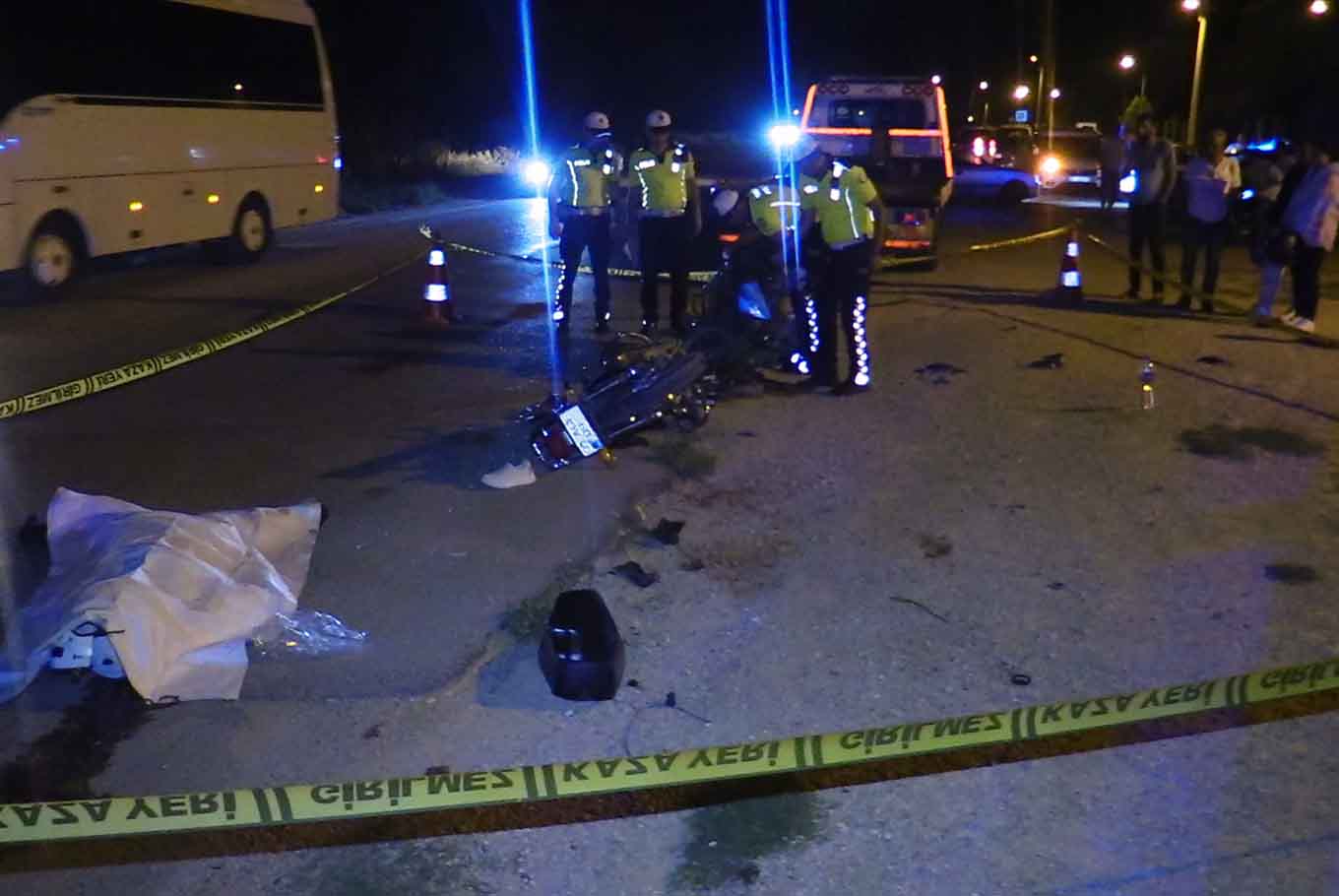 Adana'da iki motosiklet çarpıştı: 1 ölü, 3 yaralı Adana'da iki motosiklet çarpıştı: 1 ölü, 3 yaralı