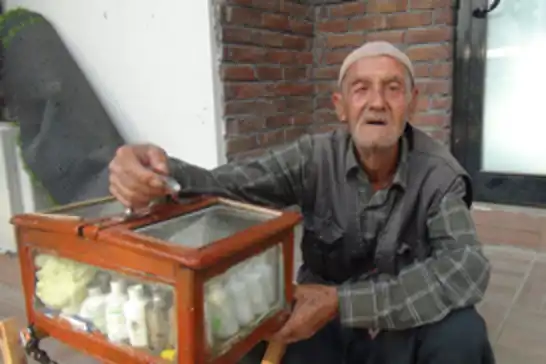 60 senedir el tezgahıyla koku satıyor