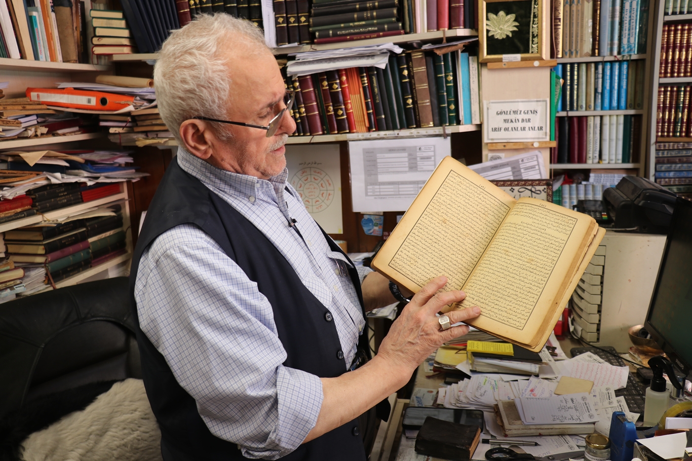 Sahaflık mesleğini 74 yıldır aşkla sürdürüyor