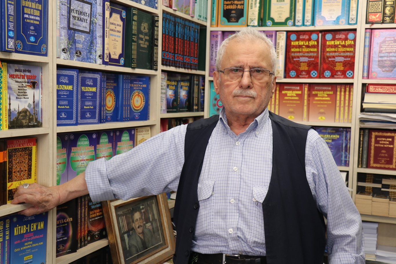 Sahaflık mesleğini 74 yıldır aşkla sürdürüyor
