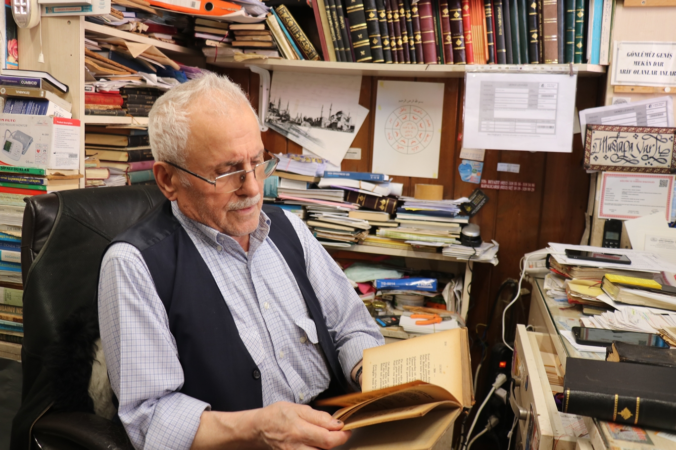 Sahaflık mesleğini 74 yıldır aşkla sürdürüyor