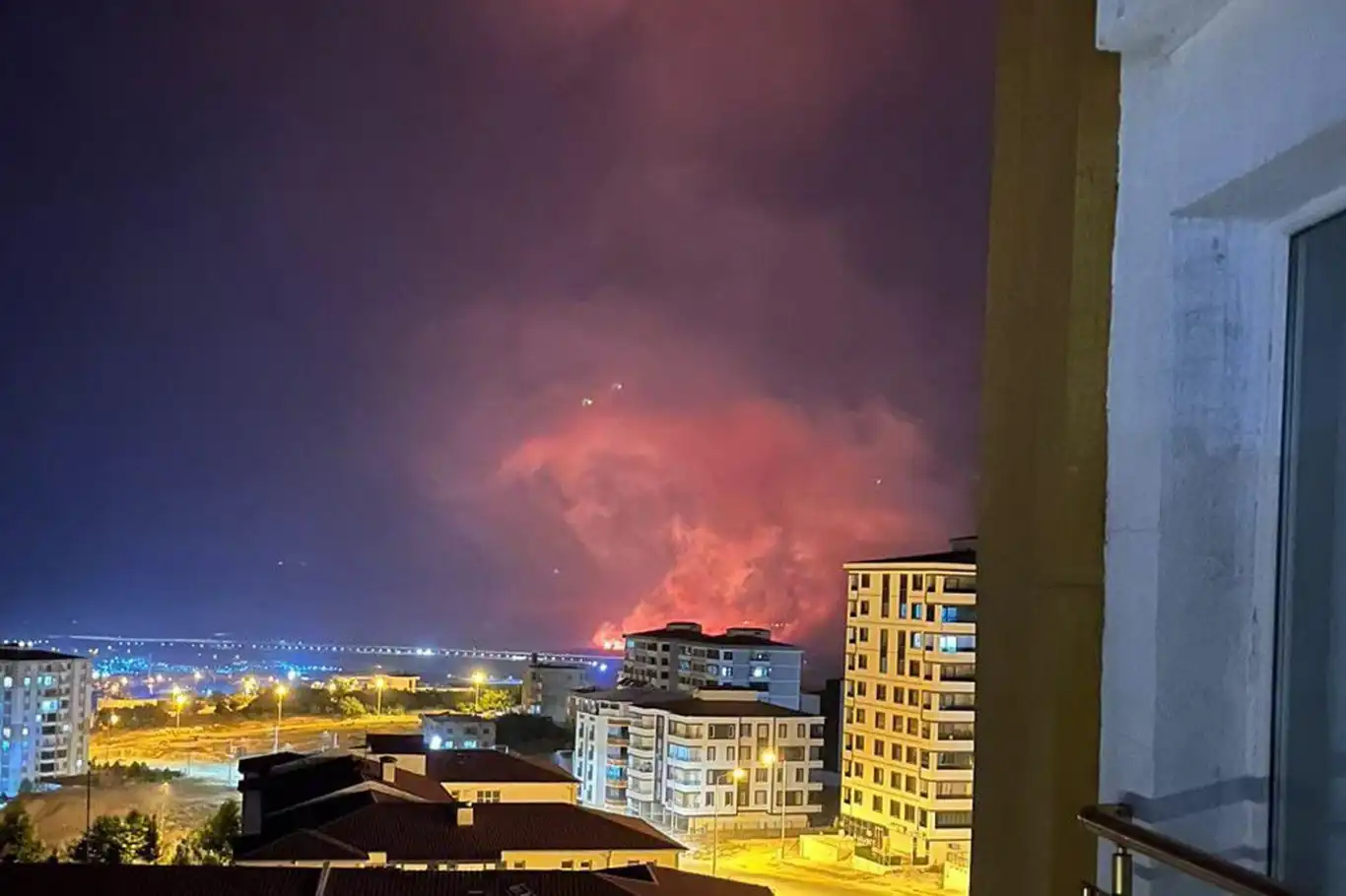 Siirt'te yıldırım düşmesi sonucu çıkan yangında 30 dekar tarım arazisi zarar gördü Siirt'te yıldırım düşmesi sonucu çıkan yangında 30 dekar tarım arazisi zarar gördü