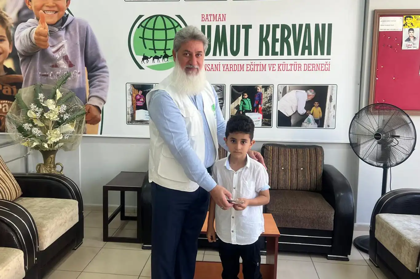 Küçük çocuk bayram harçlıklarını Gazze için bağışladı