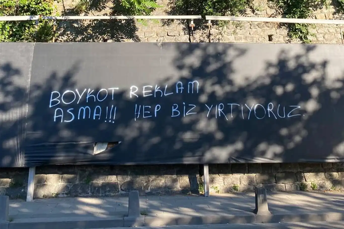 Boykot listesindeki ürünlerin reklamına protesto: Boykot reklam asma! Hep biz yırtıyoruz