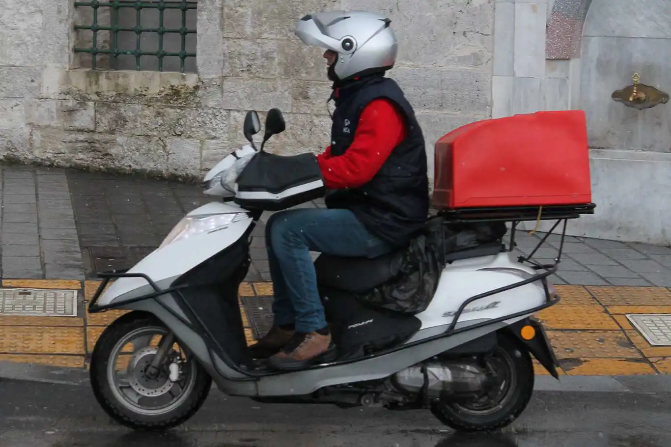 Türkiye announces tax exemptions for moto couriers and waiters' tips