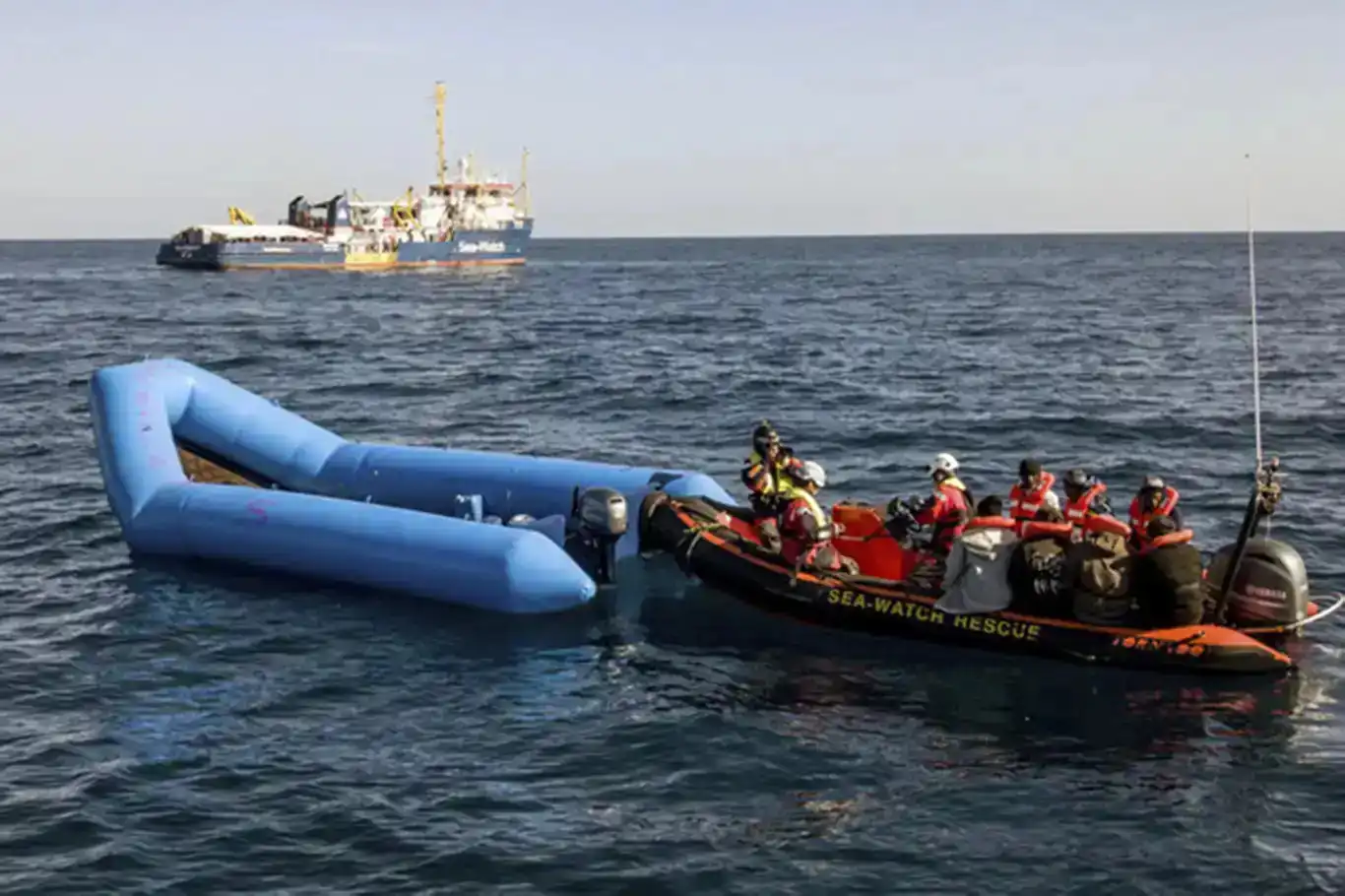 إيطاليا..  مصرع 34 مهاجراً وفقد العشرات إثر غرق قاربهم