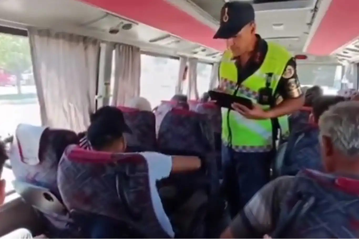 Emniyet kemeri uyarısına riayet eden yolcular, otobüs kazasını hafif atlattı