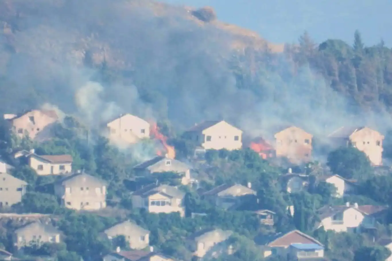 Hezbollah attacks Israeli military sites amid escalating border tensions