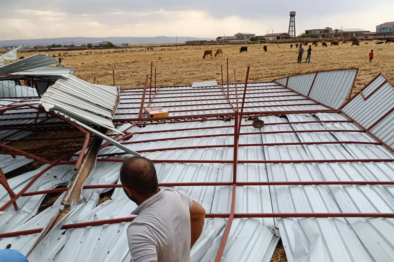 Diyarbakır'da şiddetli rüzgar çatıları uçurdu