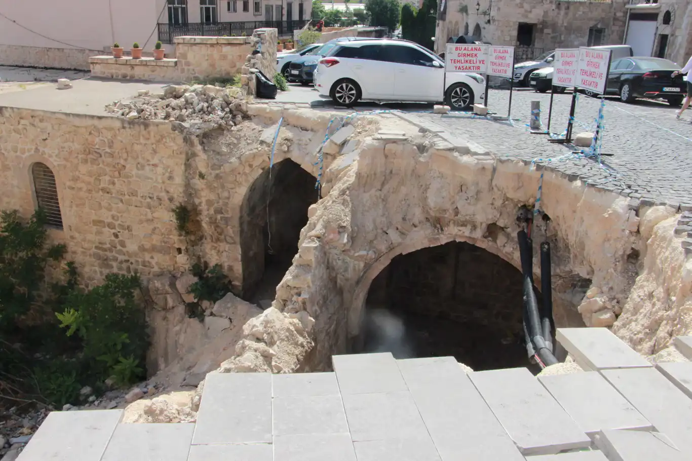 Mardin’de çöken yolun altından çıkan tarihi yapı ilgi bekliyor