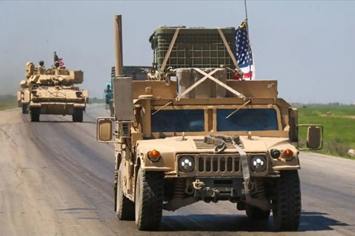 الجيش الأمريكي المحتل يرسل تعزيزات عسكرية إلى قاعدته في سوريا