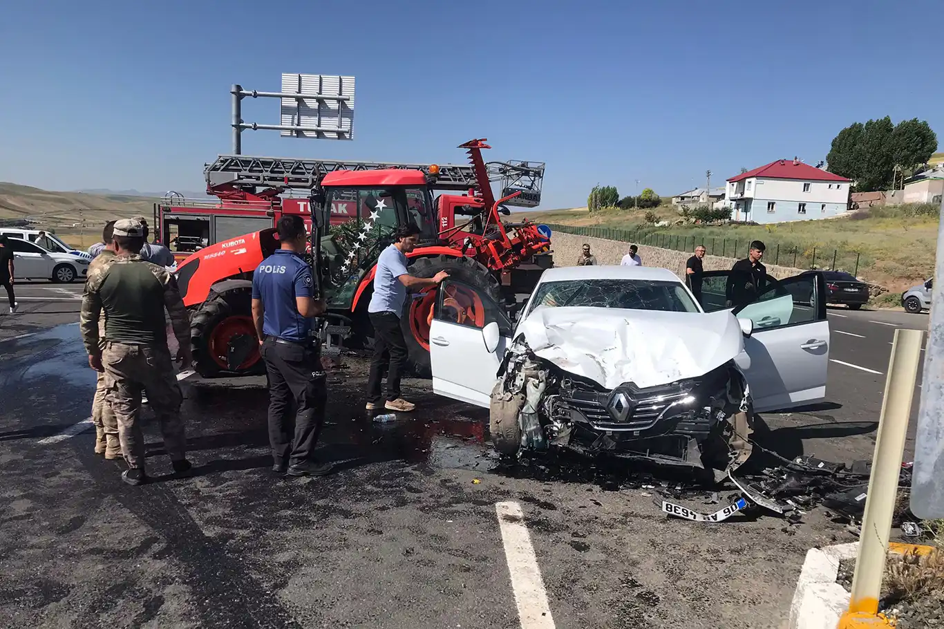 Ağrı'da meydana gelen kaza 3 kişi yaralandı