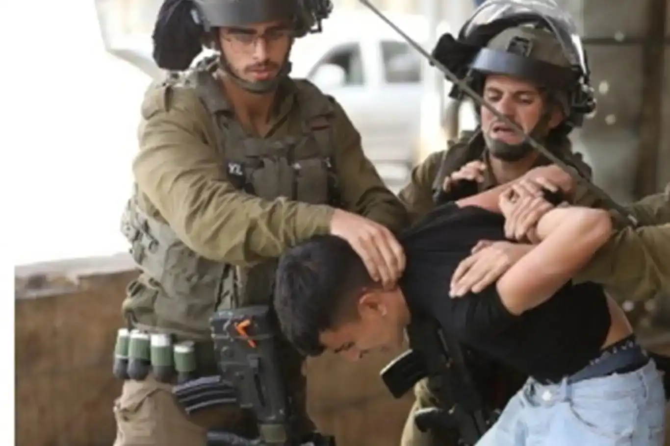 Siyonist işgalciler, Batı Şeria'da 20 Filistinliyi alıkoydu