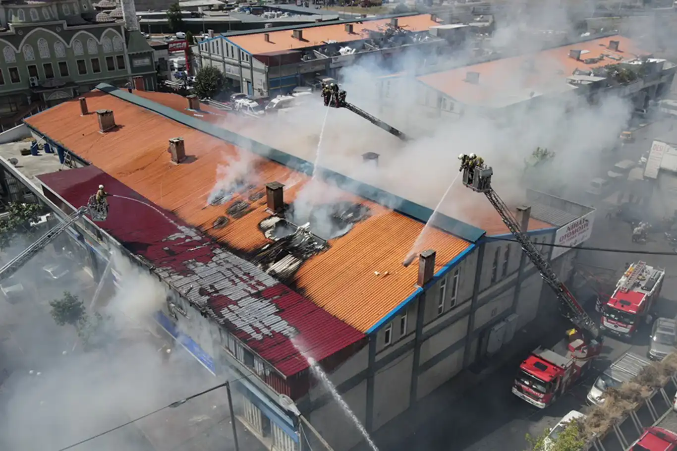 İstanbul Sultangazi'de oto sanayi sitesindeki yangın söndürüldü