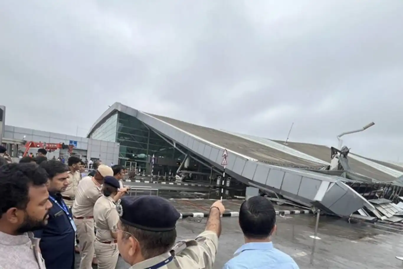 مصرع شخص إثر انهيار سقف في مطار نيودلهي