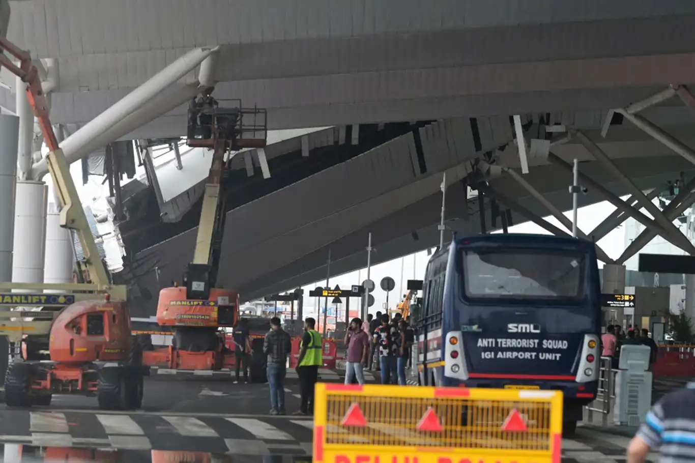 Hindistan’da havalimanının çatısı çöktü