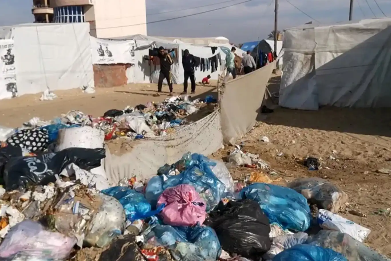 الأونروا: أكوام ضخمة من النفايات المتعفنة تتراكم حول مخيمات غزة ما يهدد بانتشار مزيد من الأمراض