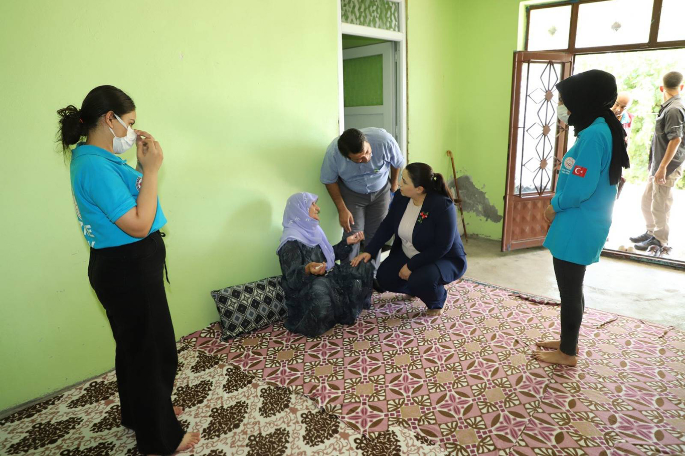 Kaymakam Demir, Cizre’nin "Ulu Çınar"larını evlerinde ziyaret etti Kaymakam Demir, Cizre’nin "Ulu Çınar"larını evlerinde ziyaret etti