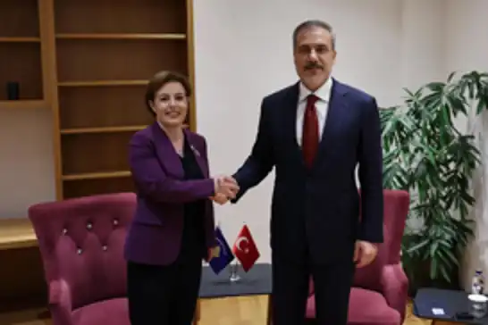 وزير الخارجية التركي فيدان يلتقي مع وزيرة خارجية كوسوفو جيرفالا شوارتز