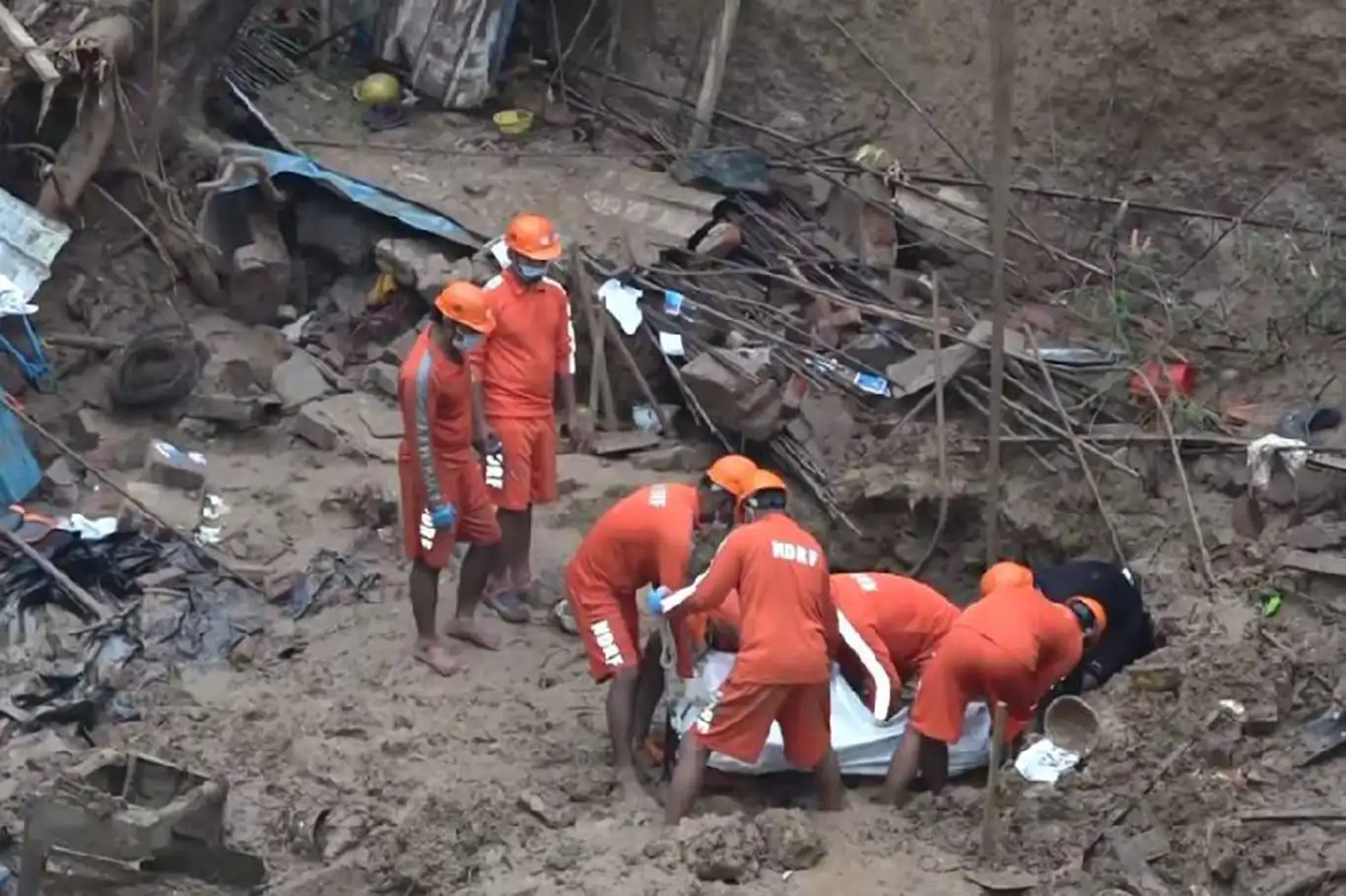 Hindistan'da çöken duvarın altında kalan 11 kişi öldü
