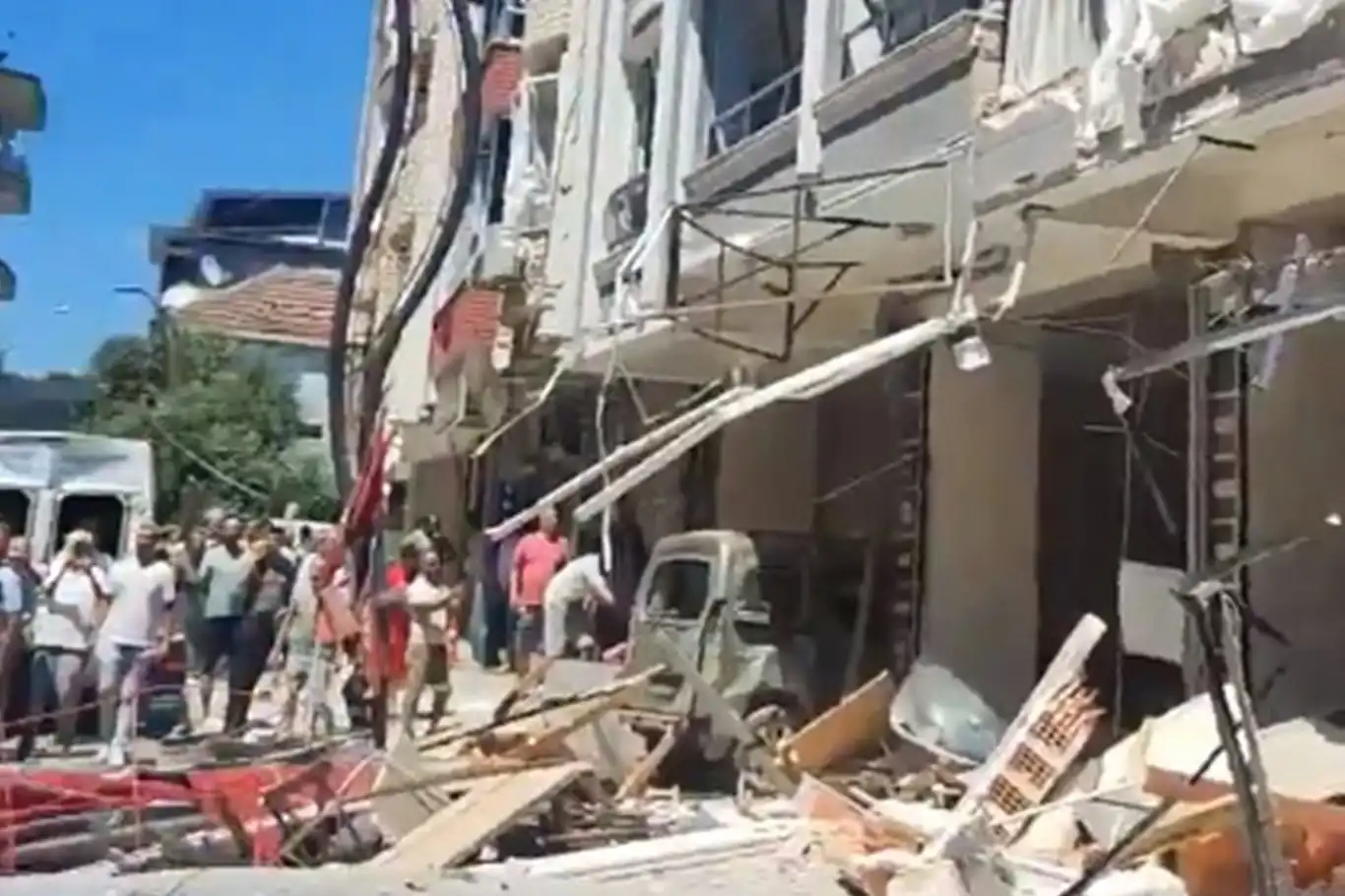 İzmir'de bir binada patlama: 4 ölü 20 yaralı