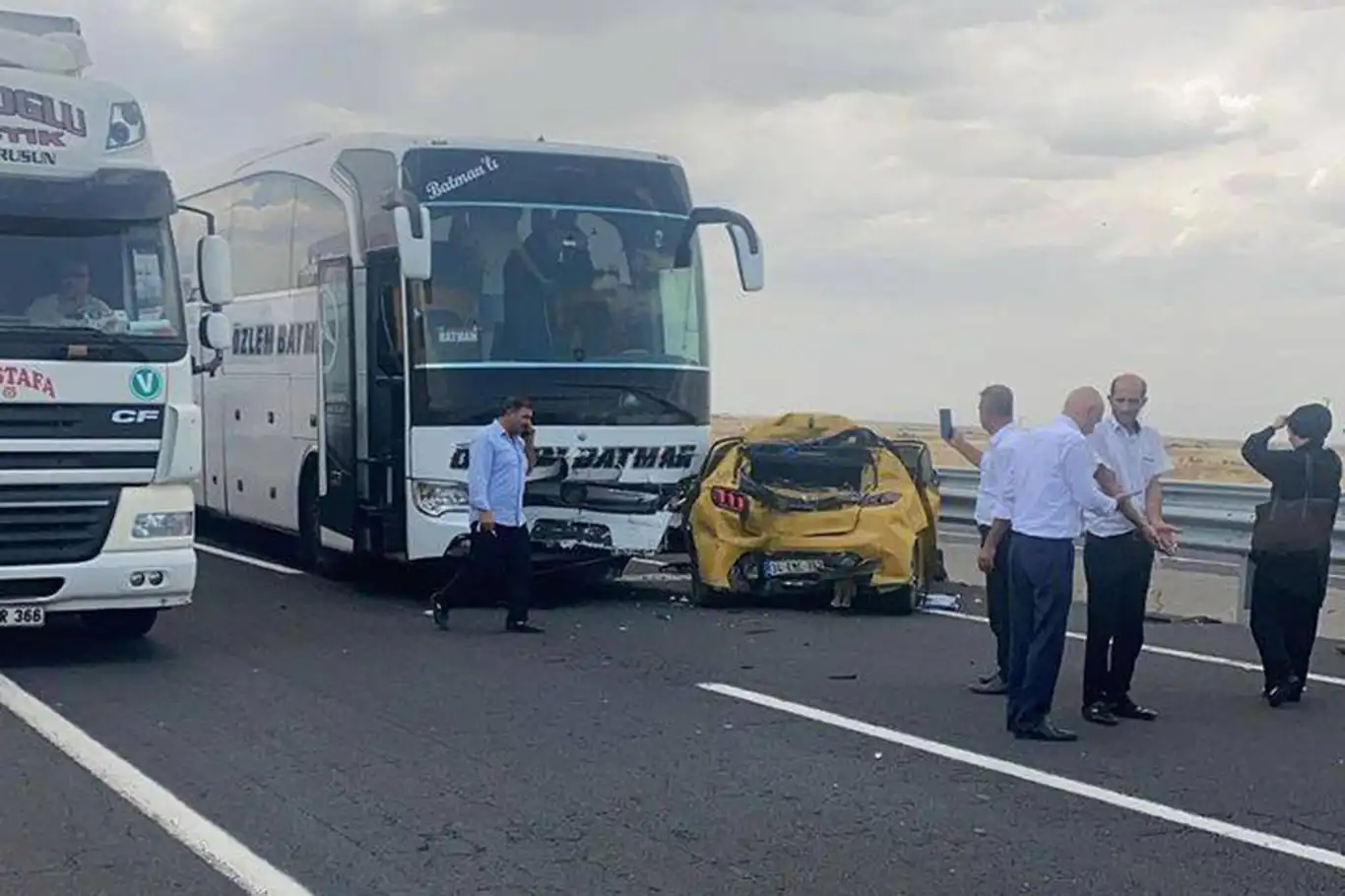 Diyarbakır'da yolcu otobüsü ile otomobil çarpıştı: 2 yaralı