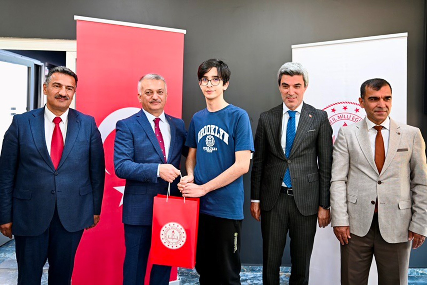 Malatya'da bursluluk sınavında tam puan alan öğrenciler ödüllendirildi Malatya'da bursluluk sınavında tam puan alan öğrenciler ödüllendirildi