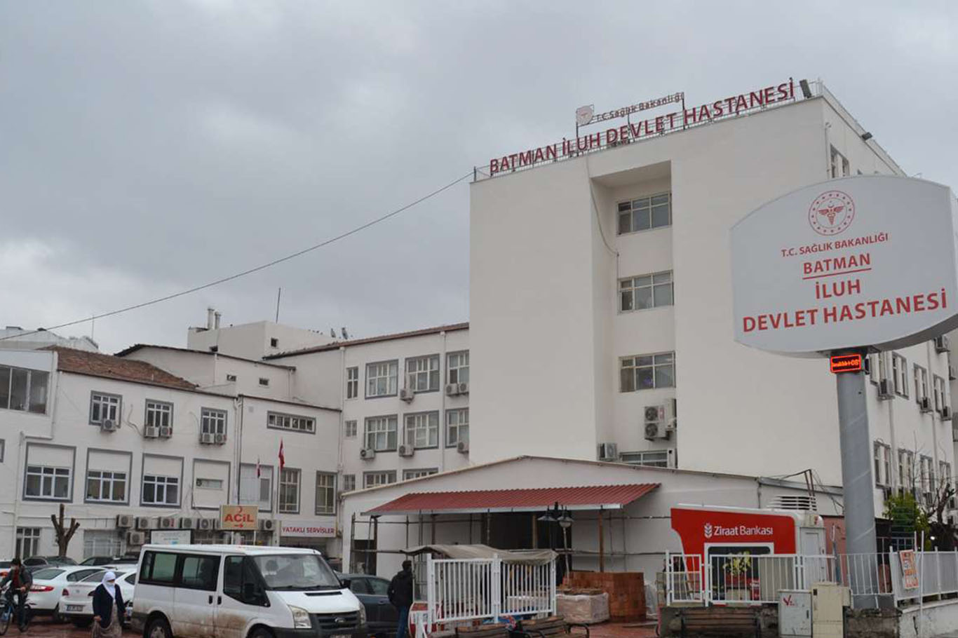Batman'da İluh Devlet Hastanesi ek binası kolonlardaki çatlak nedeniyle boşaltıldı Batman'da İluh Devlet Hastanesi ek binası kolonlardaki çatlak nedeniyle boşaltıldı