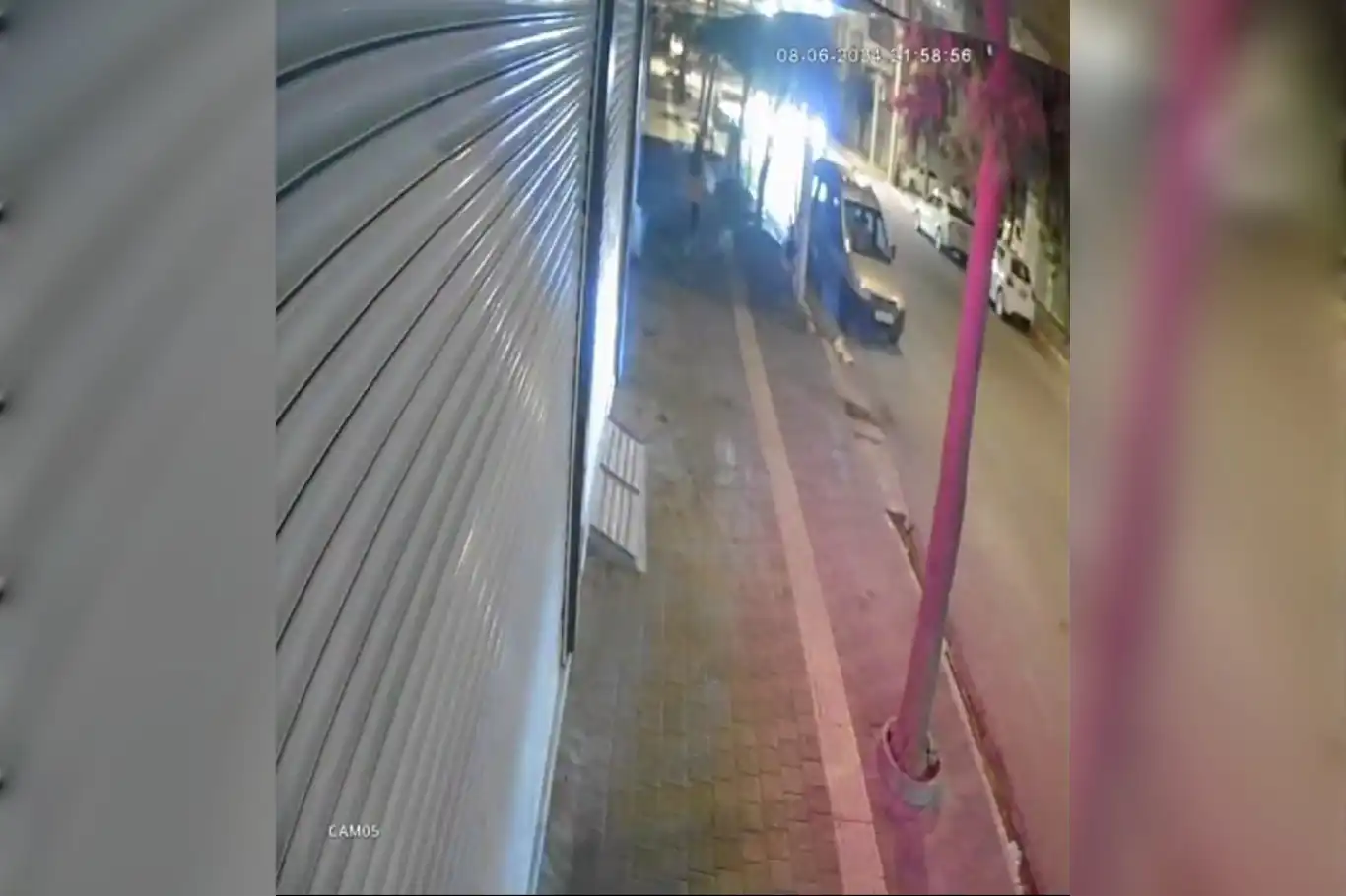 Park halindeki araca çarpan motosiklet kazası güvenlik kamerasına yansıdı Park halindeki araca çarpan motosiklet kazası güvenlik kamerasına yansıdı