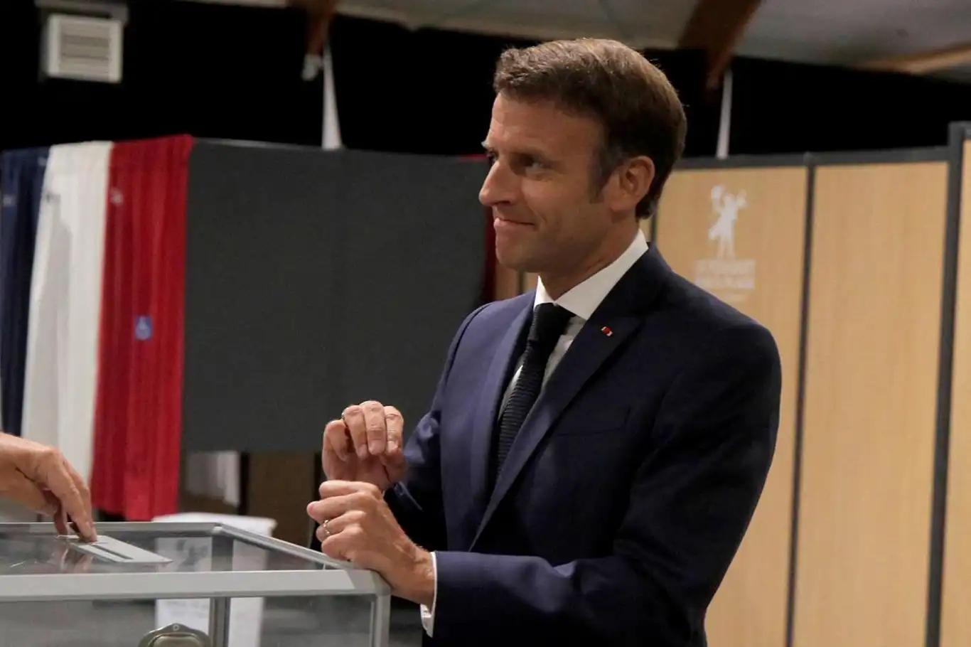Macron, Meclis'i feshederek erken seçim çağrısı yaptı Macron, Meclis'i feshederek erken seçim çağrısı yaptı