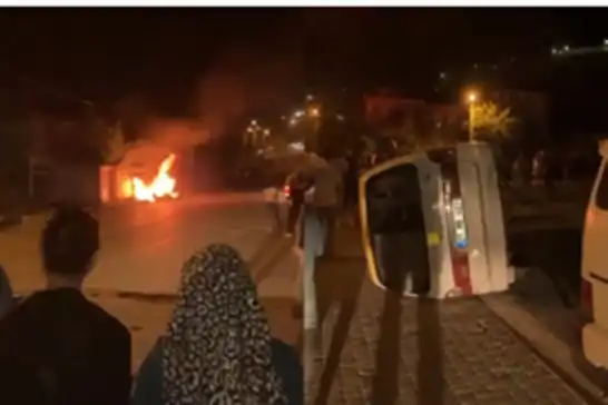 تركيا..حرق محلات تجارية ومركبات للسوريين في قيصري 