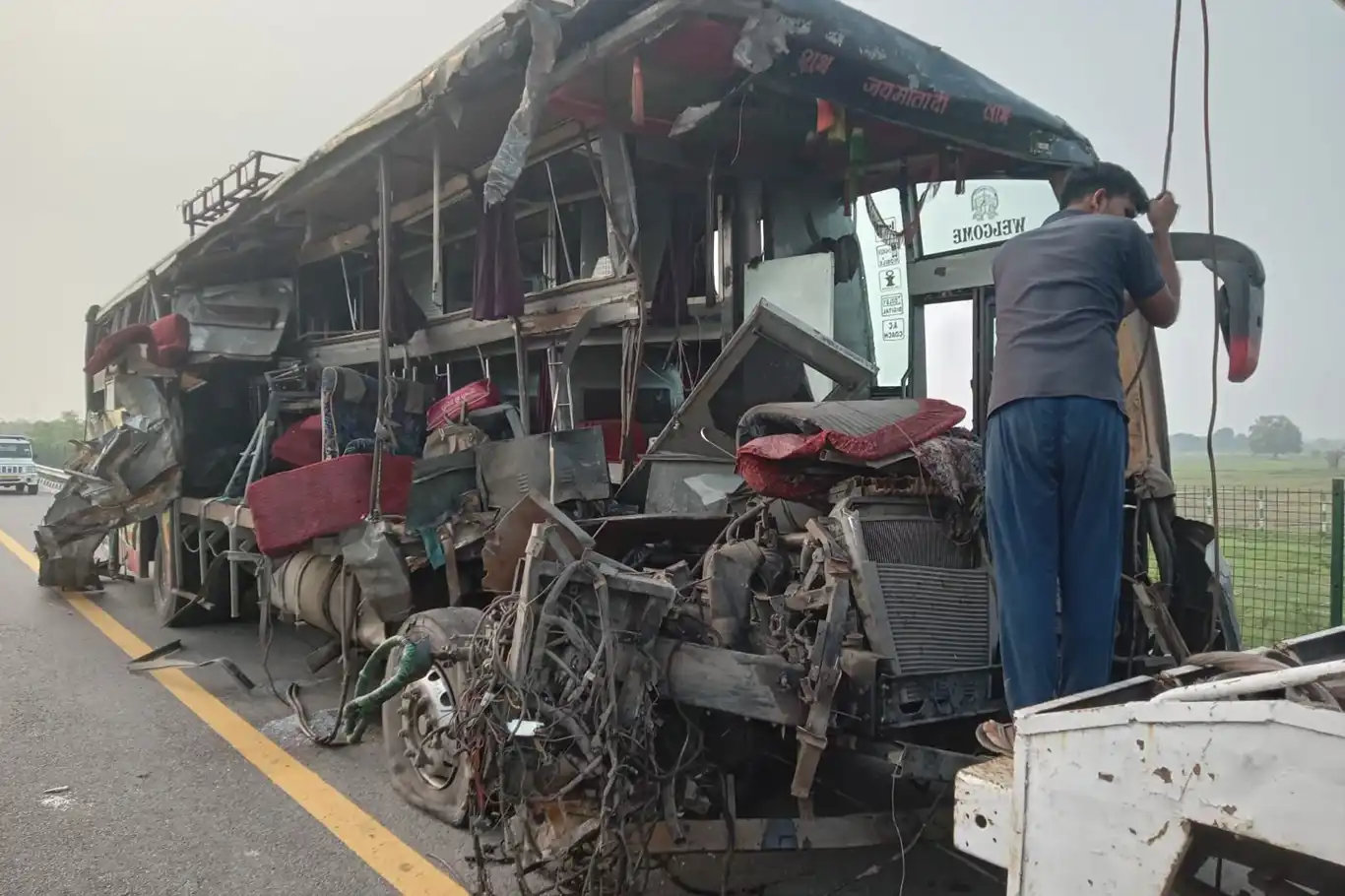 Hindistan'da otobüsün tankere çarpması sonucu 18 kişi öldü
