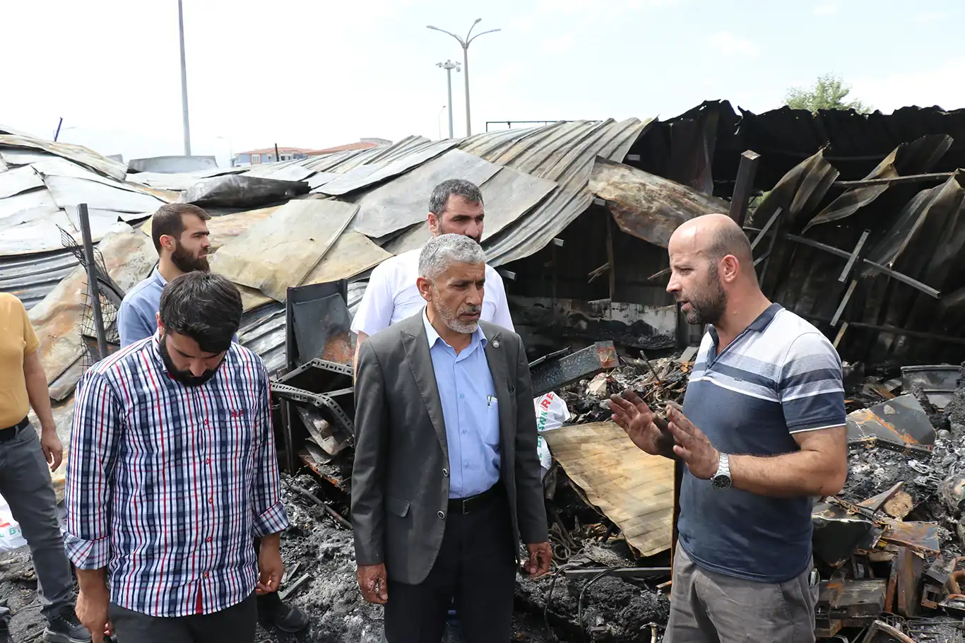 HÜDA PAR iş yerleri yanan esnafı ziyaret etti