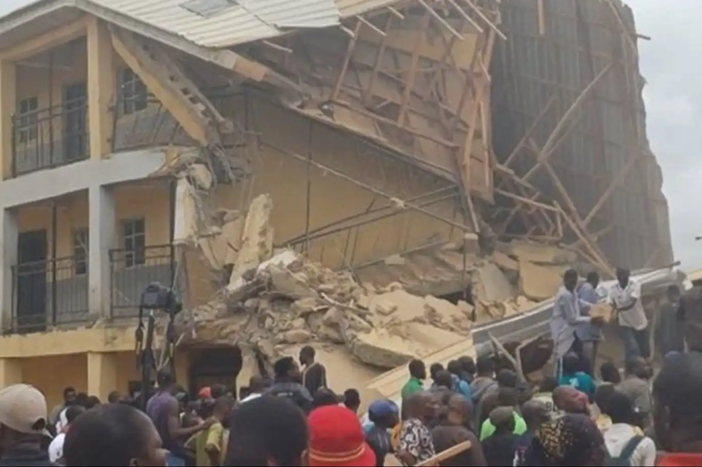 Nijerya'da okul çöktü: 16 ölü