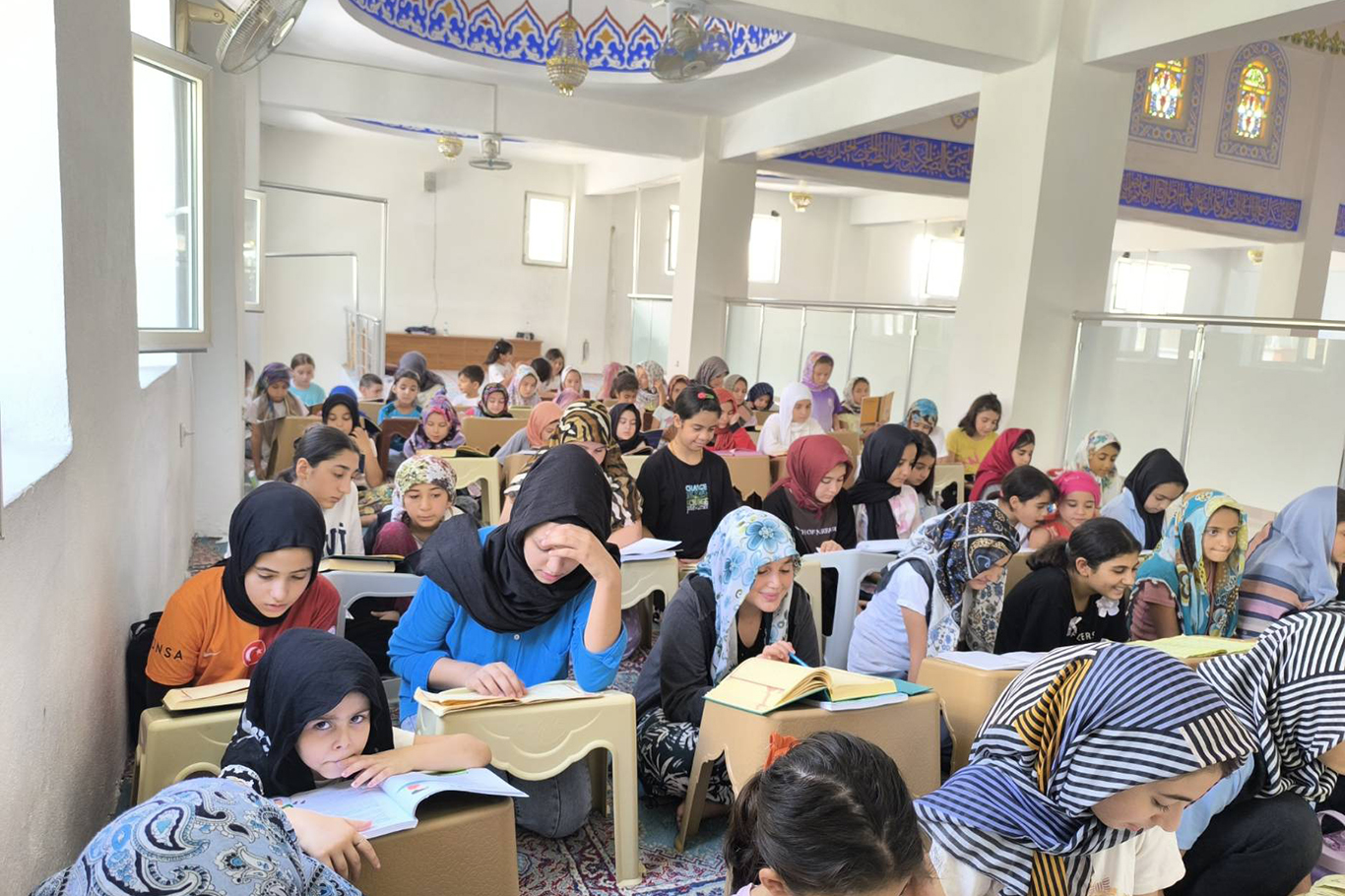 Kur'an kursuna gelen kız çocukları: Camiyi ve Kur'an kursunu çok seviyoruz