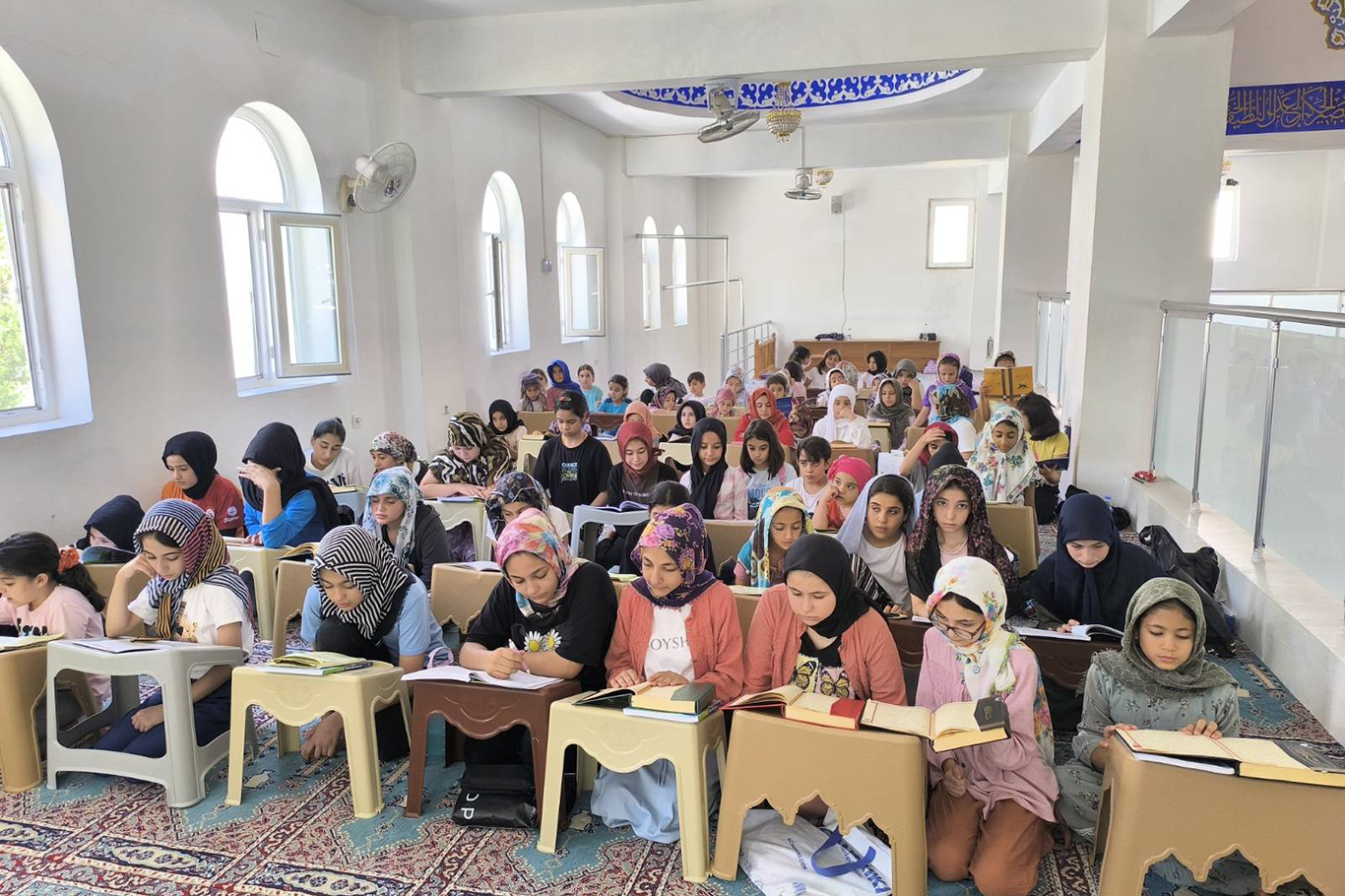 Kur'an kursuna gelen kız çocukları: Camiyi ve Kur'an kursunu çok seviyoruz