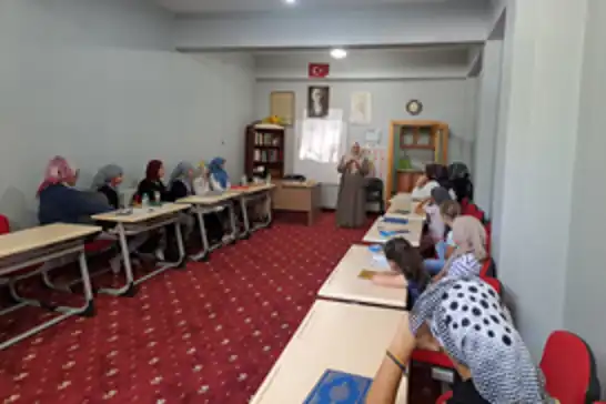 Yaz Kur'an kurslarında "bağımlılık" semineri verildi