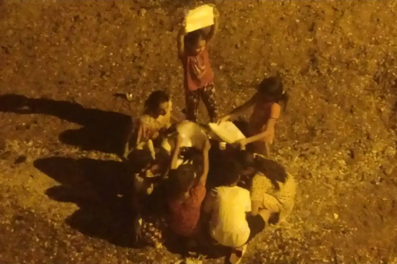 Küçük çocuklar “Kahrolsun İsrail, yaşasın Filistin” sloganları attı herkesi kendilerine hayran bıraktı Küçük çocuklar “Kahrolsun İsrail, yaşasın Filistin” sloganları attı herkesi kendilerine hayran bıraktı