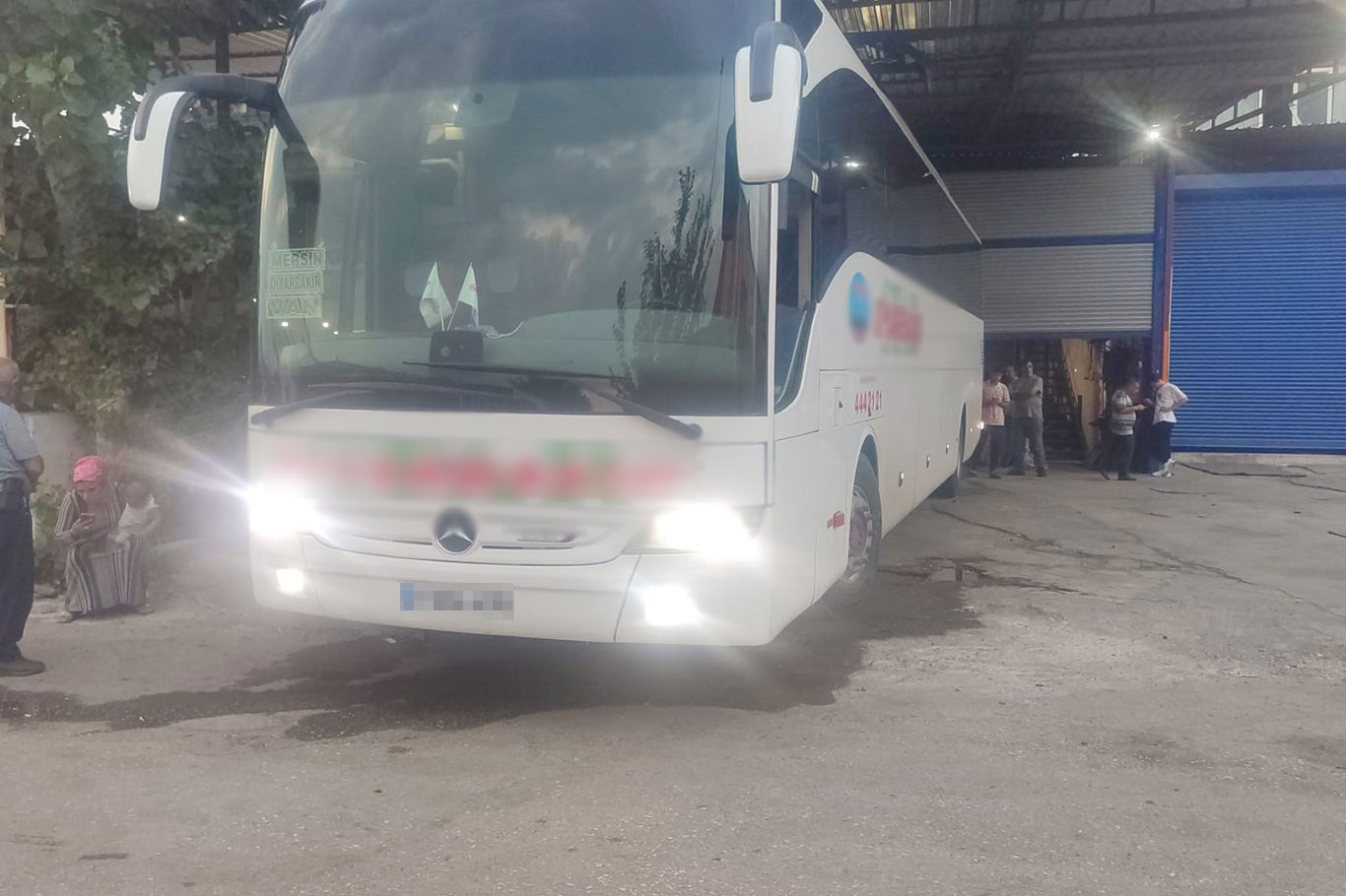 Yolda mağdur edilen vatandaşlardan otobüs firmasına tepki