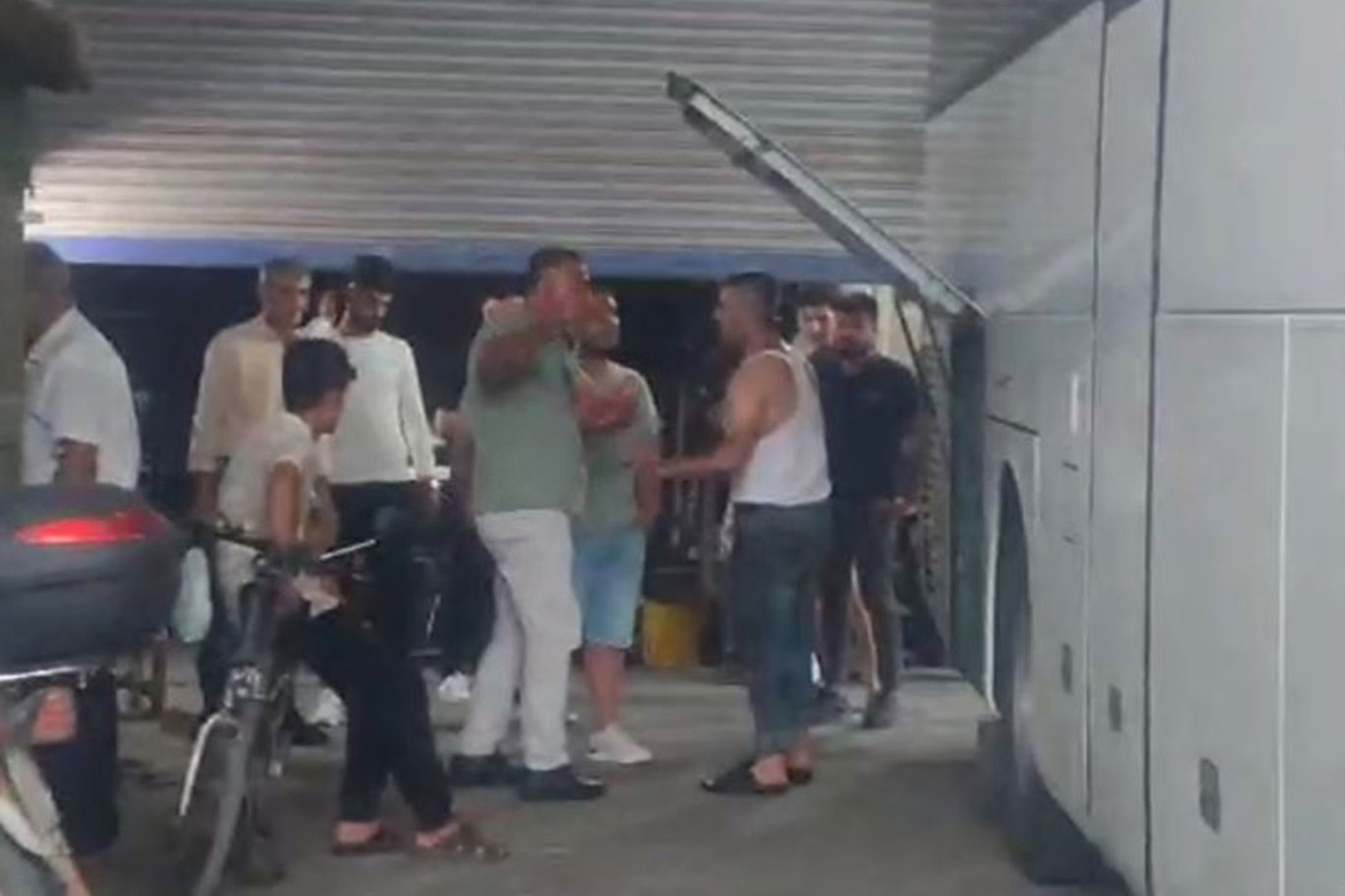 Yolda mağdur edilen vatandaşlardan şehirlerarası otobüs firmasına tepki