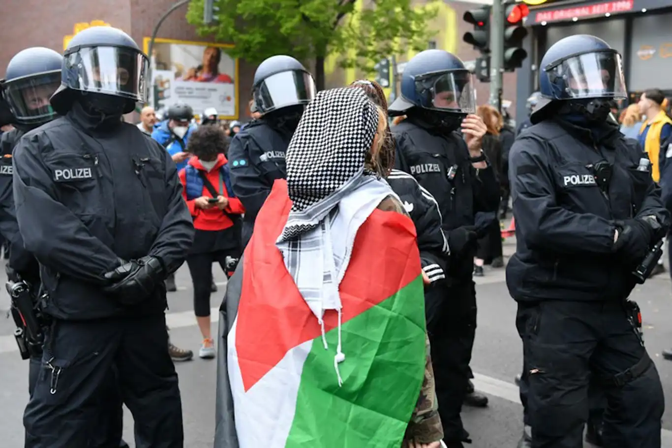 Orcefully German police forcefully disperses pro-Palestine protestors: 6 injured ...