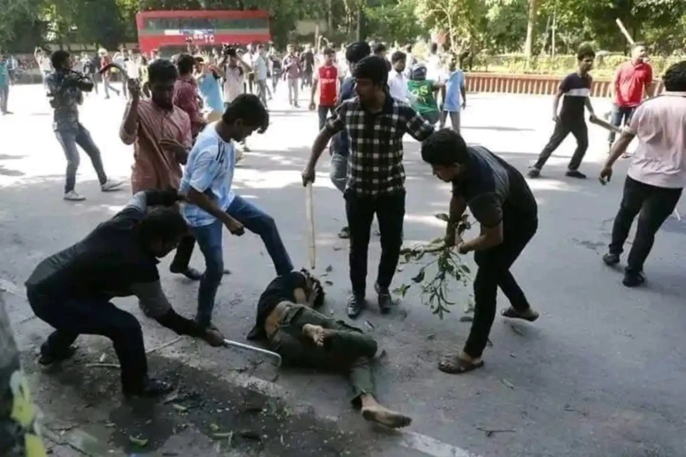 Bangladeş'te öğrenci grupları çatıştı: 100 yaralı