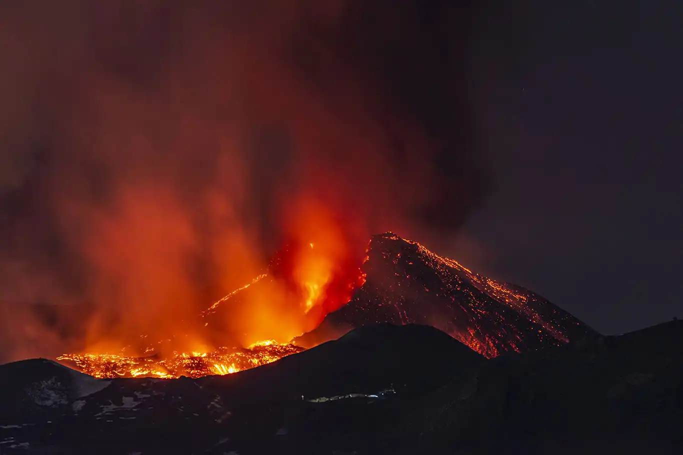 Etna Yanardağı'nda yeni patlama 