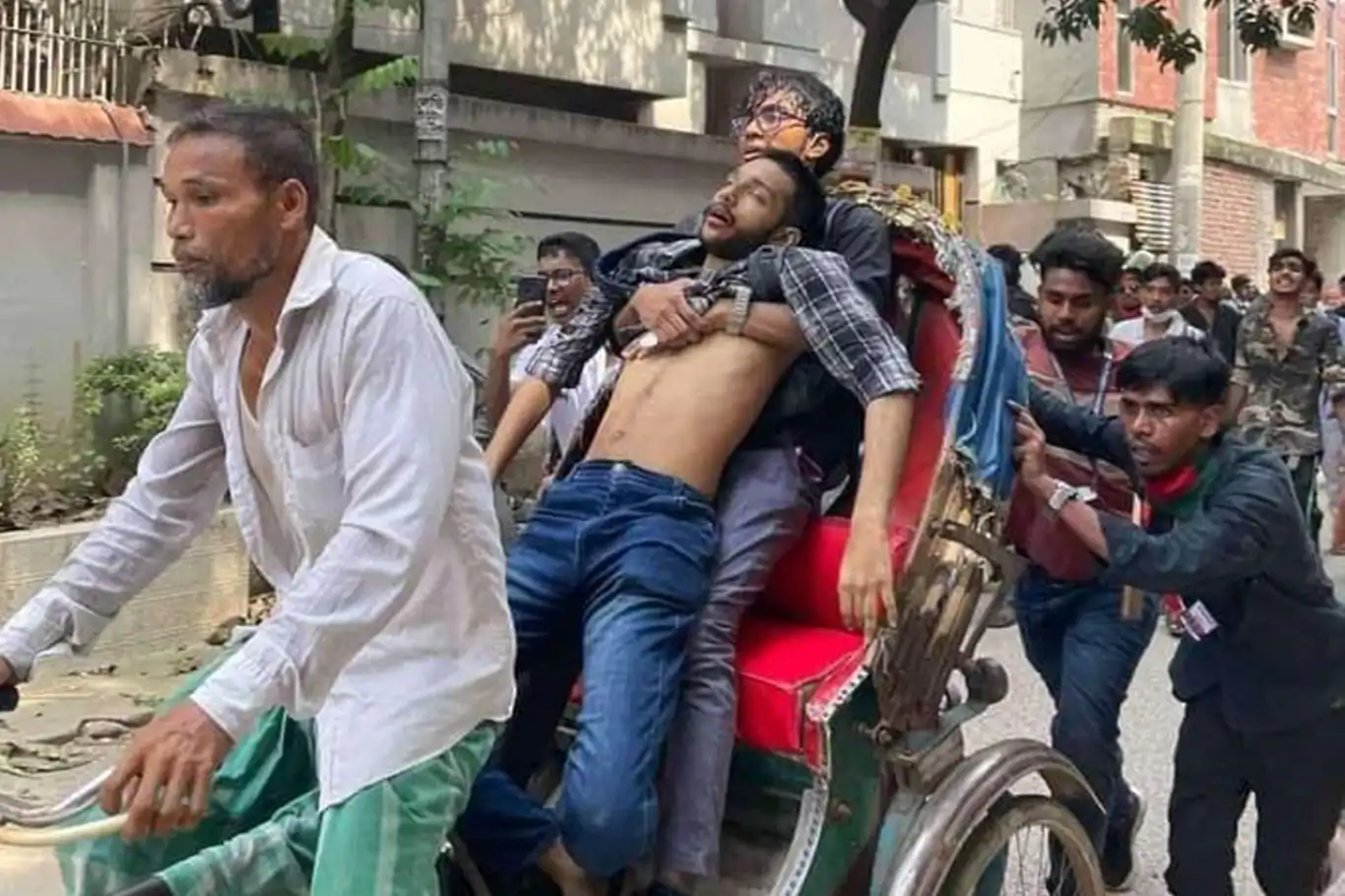 Bangladeşli öğrenciler, Hasina hükümetinin öldürdüğü arkadaşları için protestolarını sürdürecek