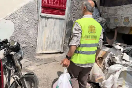 Umut Kervanı Tarsus'ta muhtaç ailelere gıda yardımında bulundu