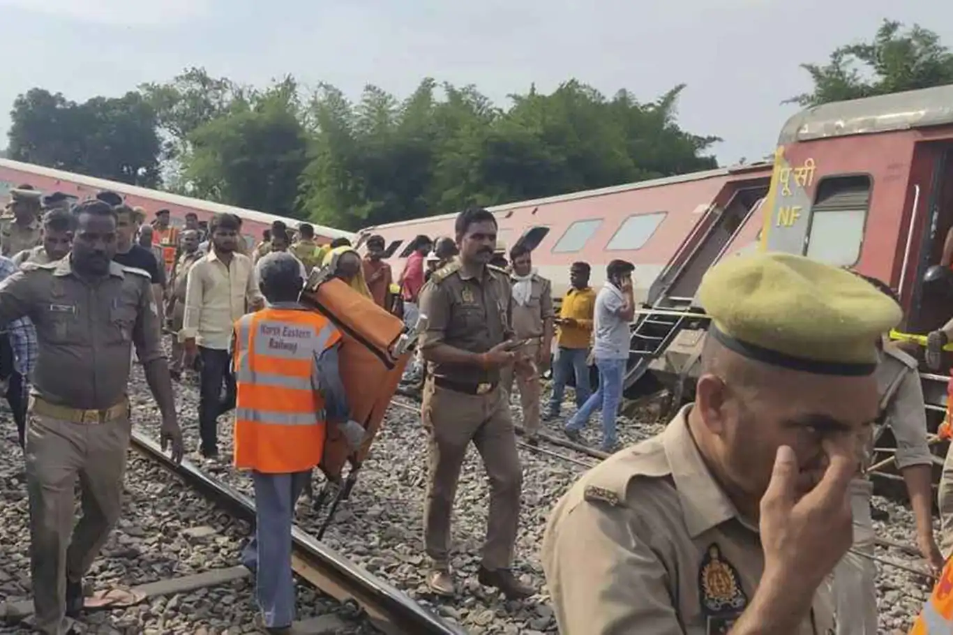 Hindistan'da tren kazası: 2 ölü, 20 yaralı