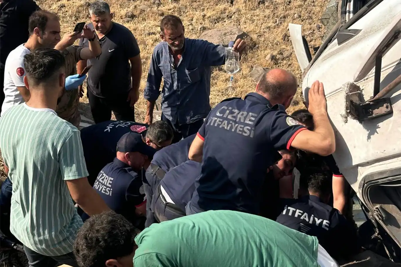 Cizre-Nusaybin arası tır devrildi: 1 yaralı Cizre-Nusaybin arası tır devrildi: 1 yaralı