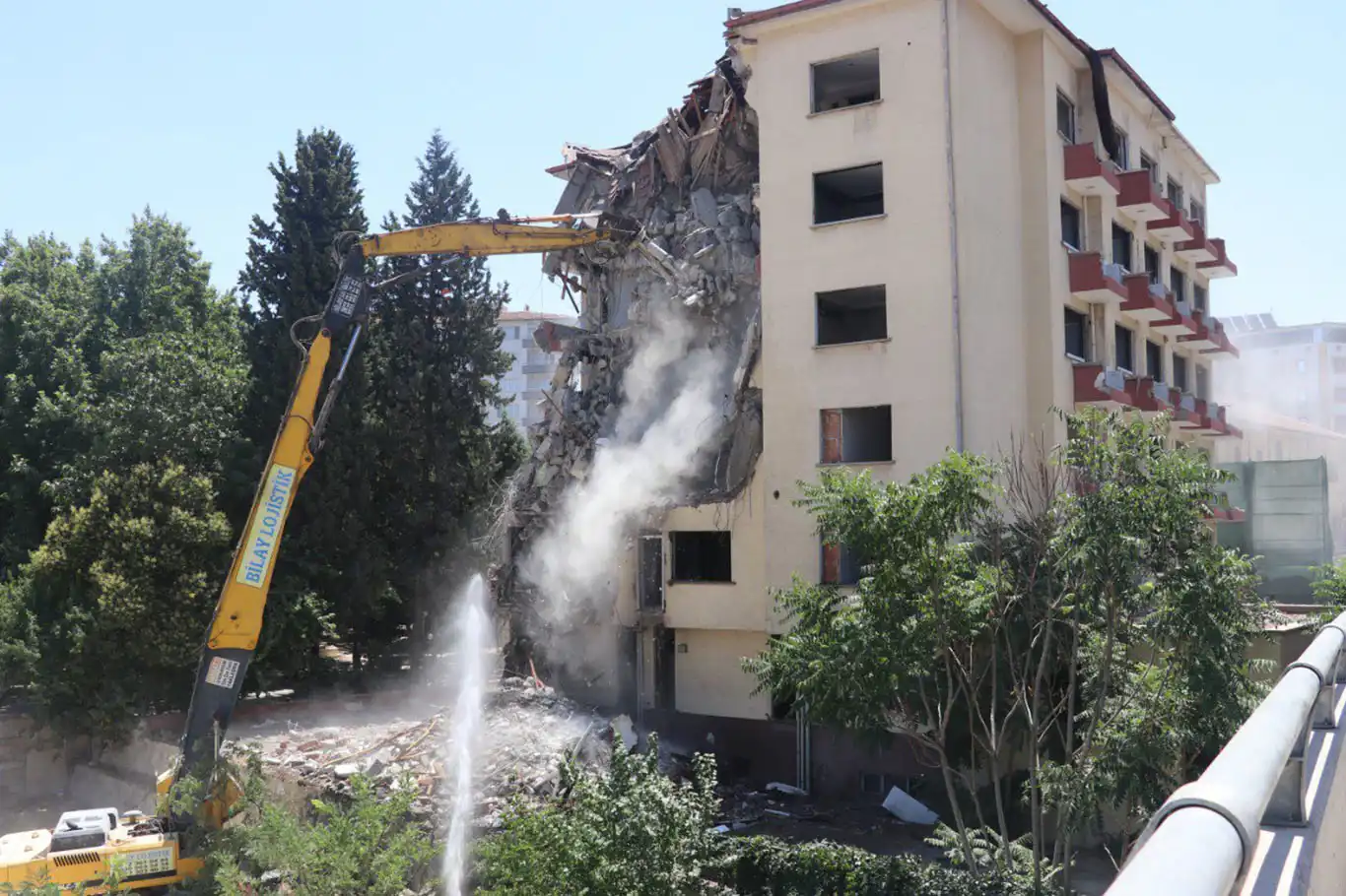 Depremde ağır hasar alan tarihi öğretmenevi kontrolü bir şekilde yıkıldı