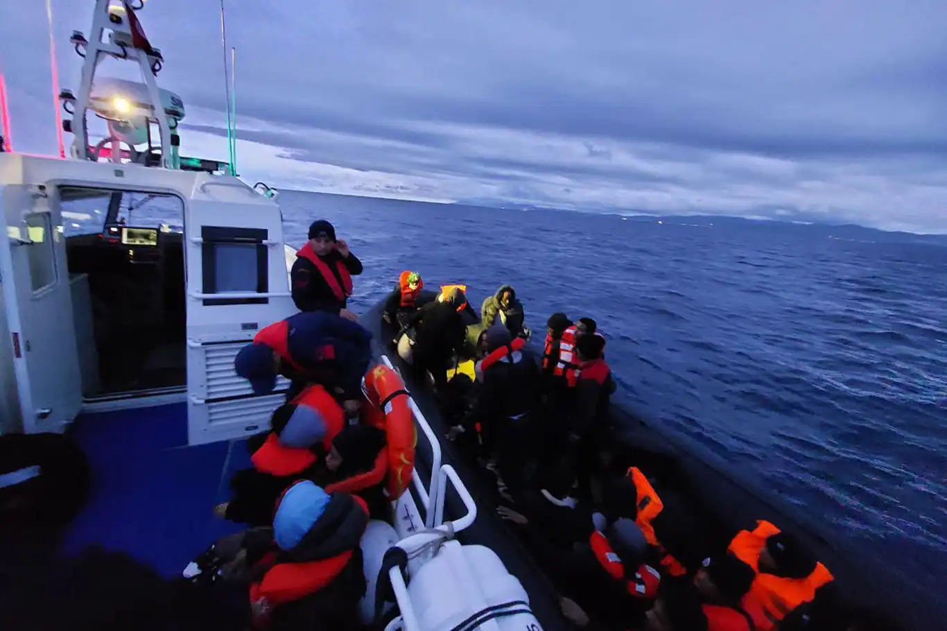 Balıkesir açıklarında 31 düzensiz göçmen kurtarıldı