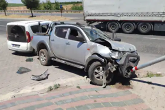 Diyarbakır'da hafif ticari araç ile pikap çarpıştı, 3 yaralı